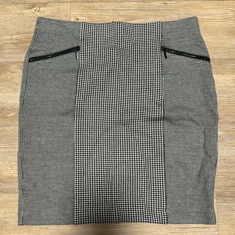 Black and white midi skirt, good stretch - Picture 2 of 4